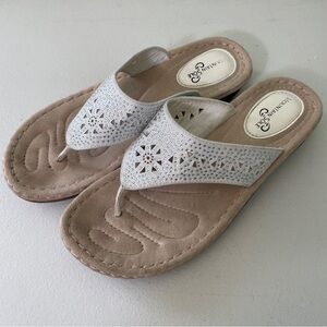 Mountain Sole Sandals size 9 Thong Slipper Casual Resort Wear White Rhinestone
